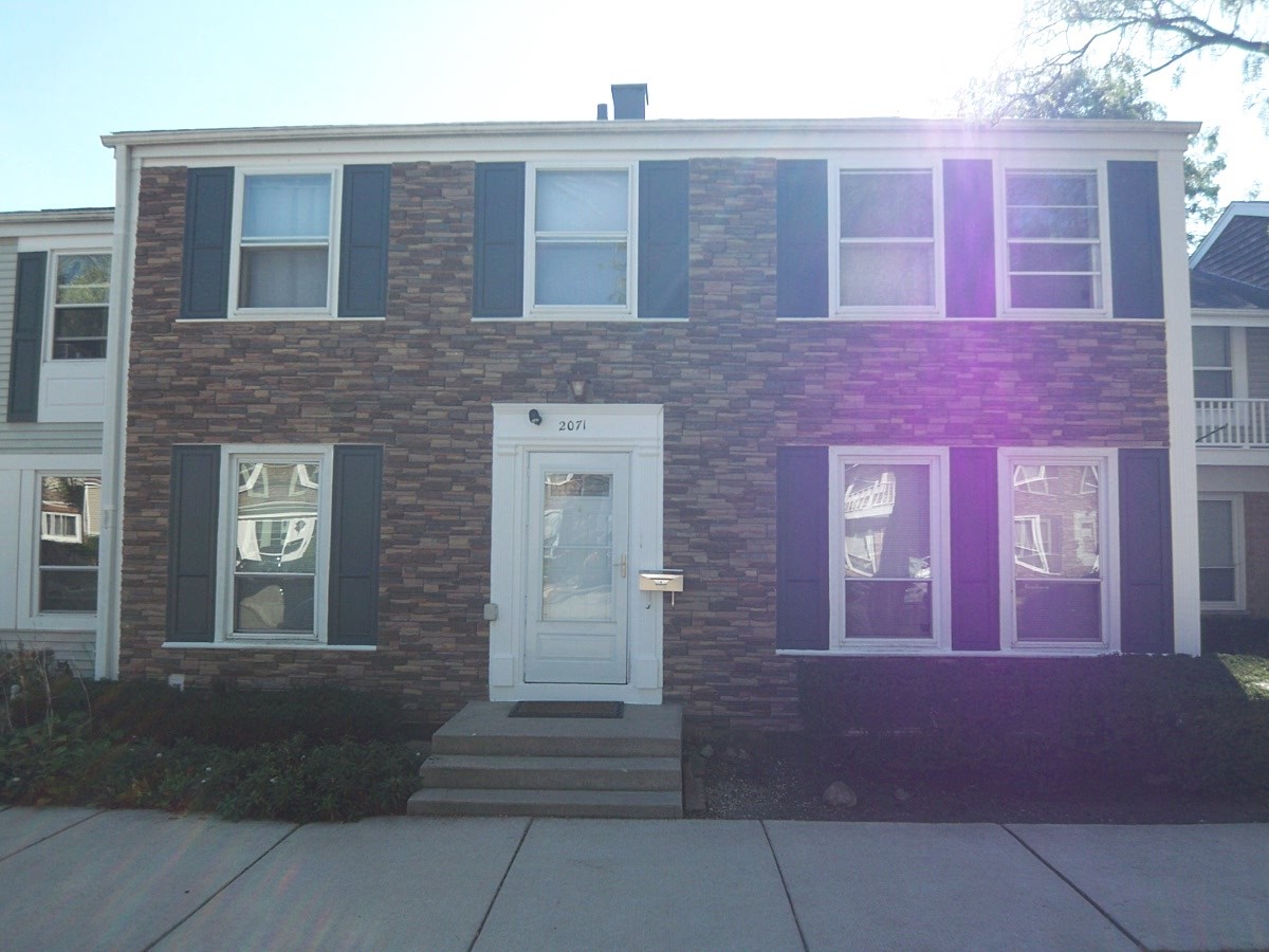 2071 Danbury Place, Hoffman Estates, IL 60169