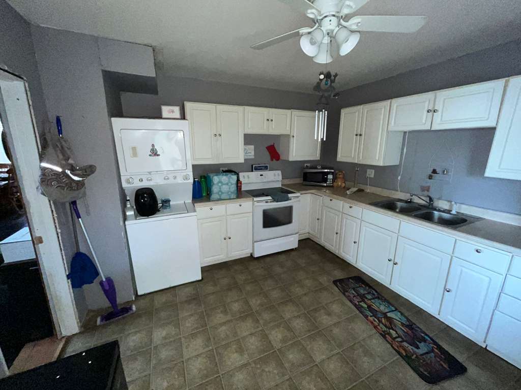 717 W England Street, Taylorville, IL 62568