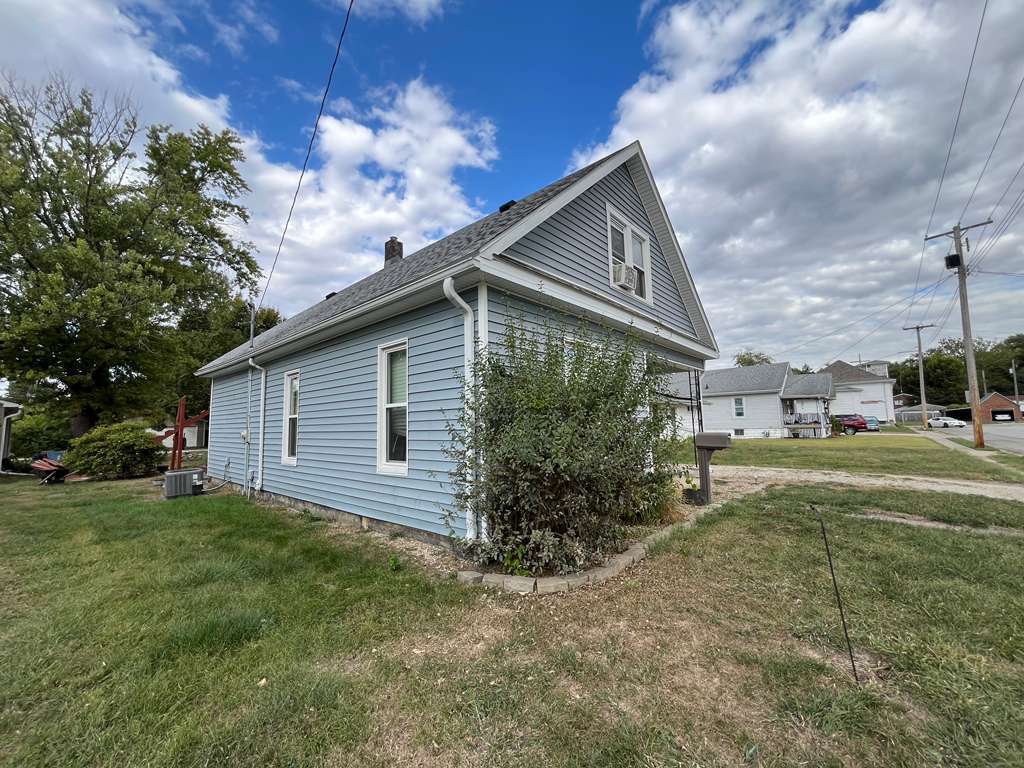 717 W England Street, Taylorville, IL 62568