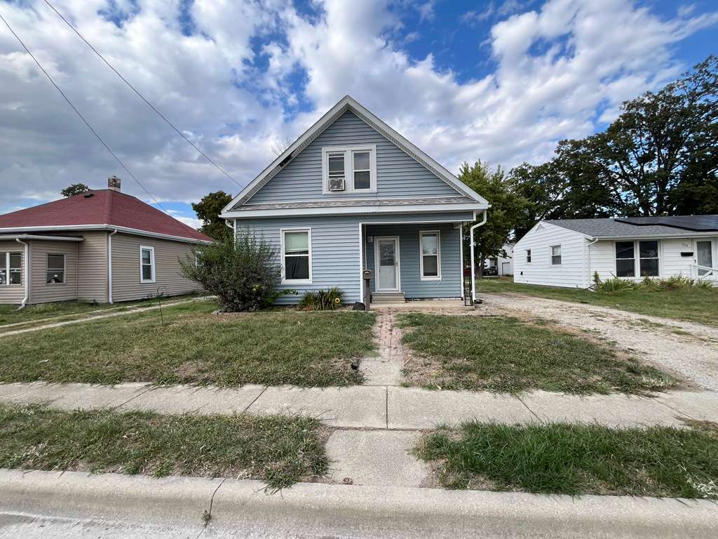 717 W England Street, Taylorville, IL 62568