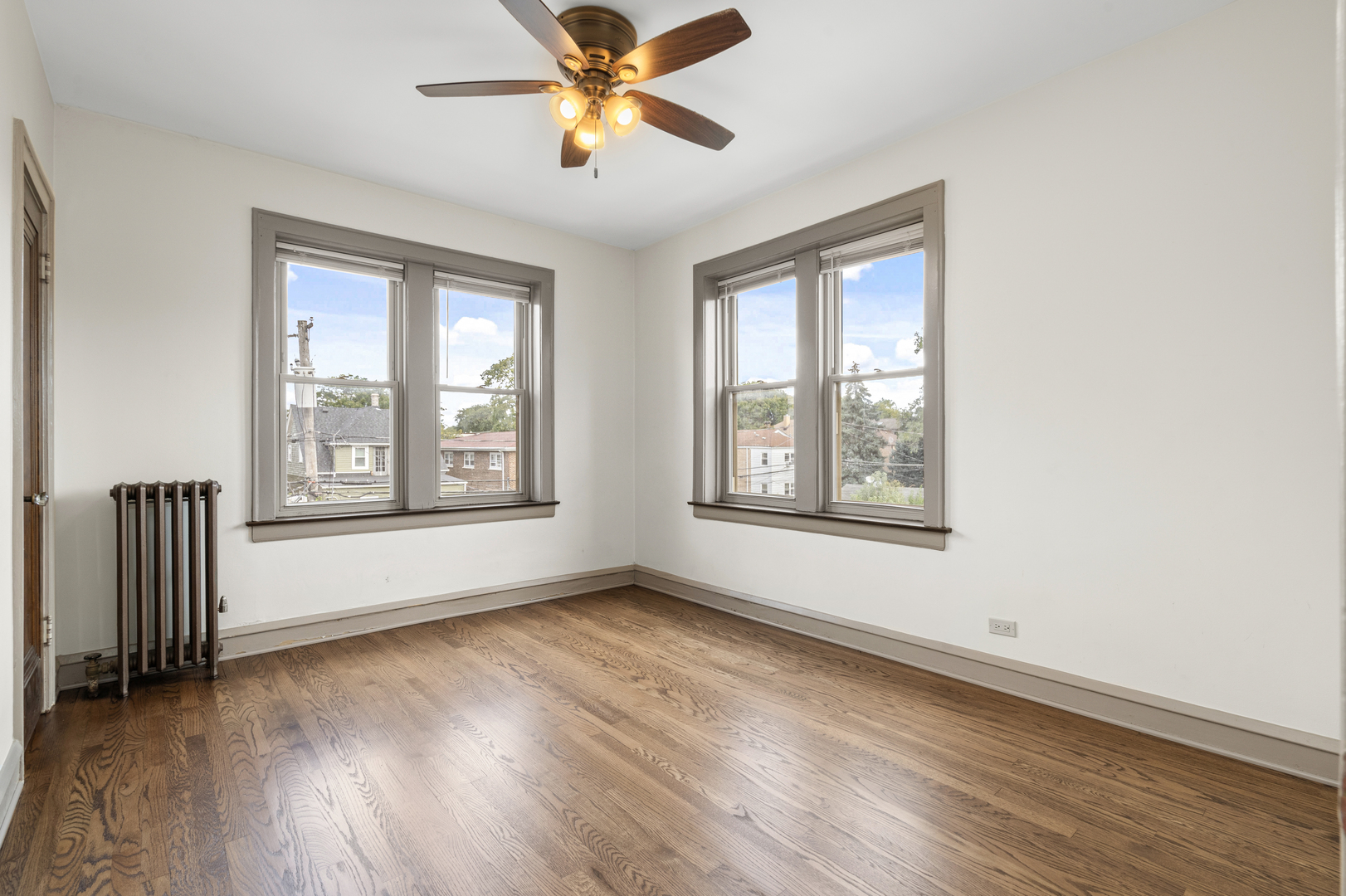 5352 W Sunnyside Avenue, Chicago, IL 60630