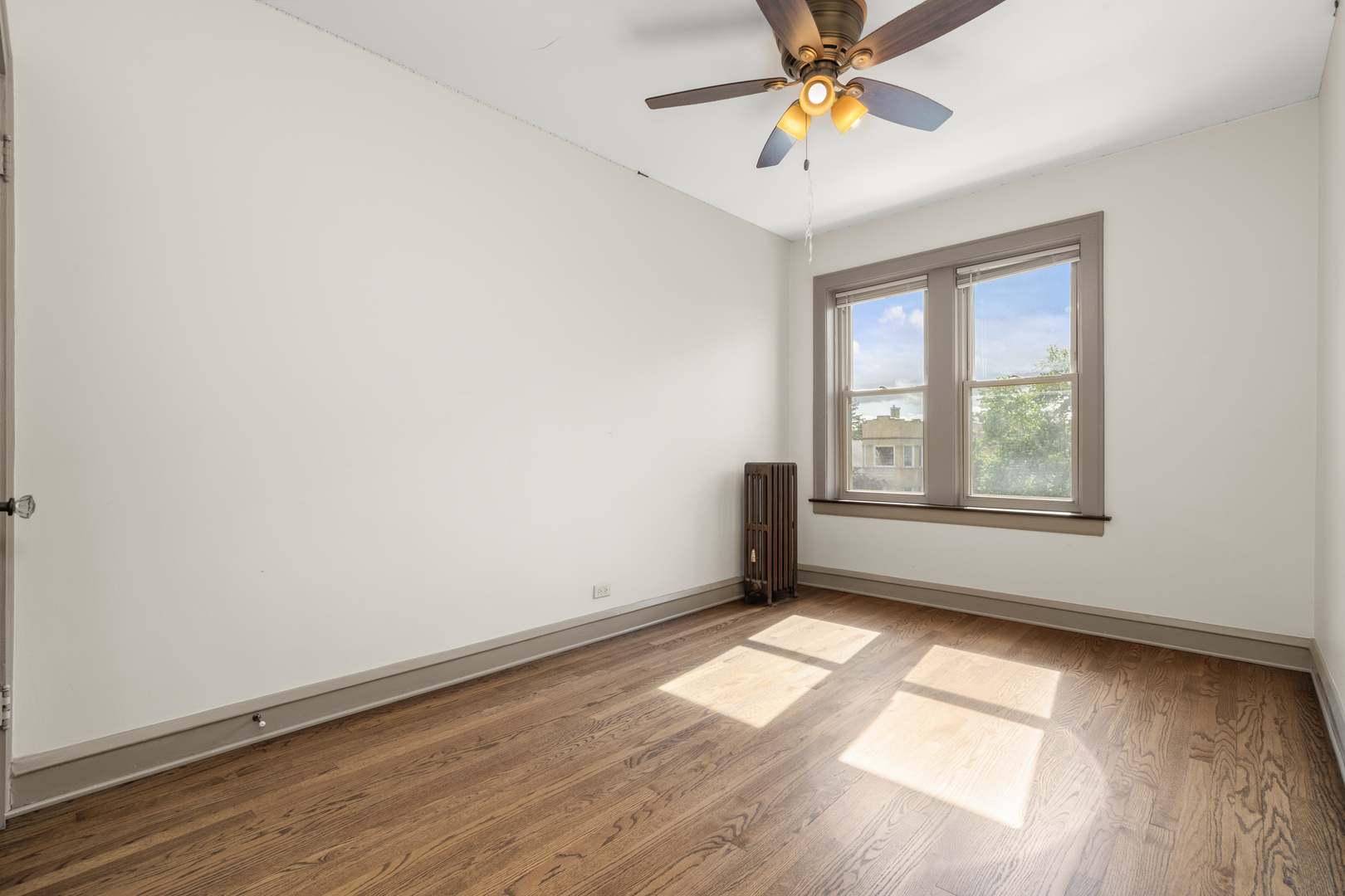 5352 W Sunnyside Avenue, Chicago, IL 60630