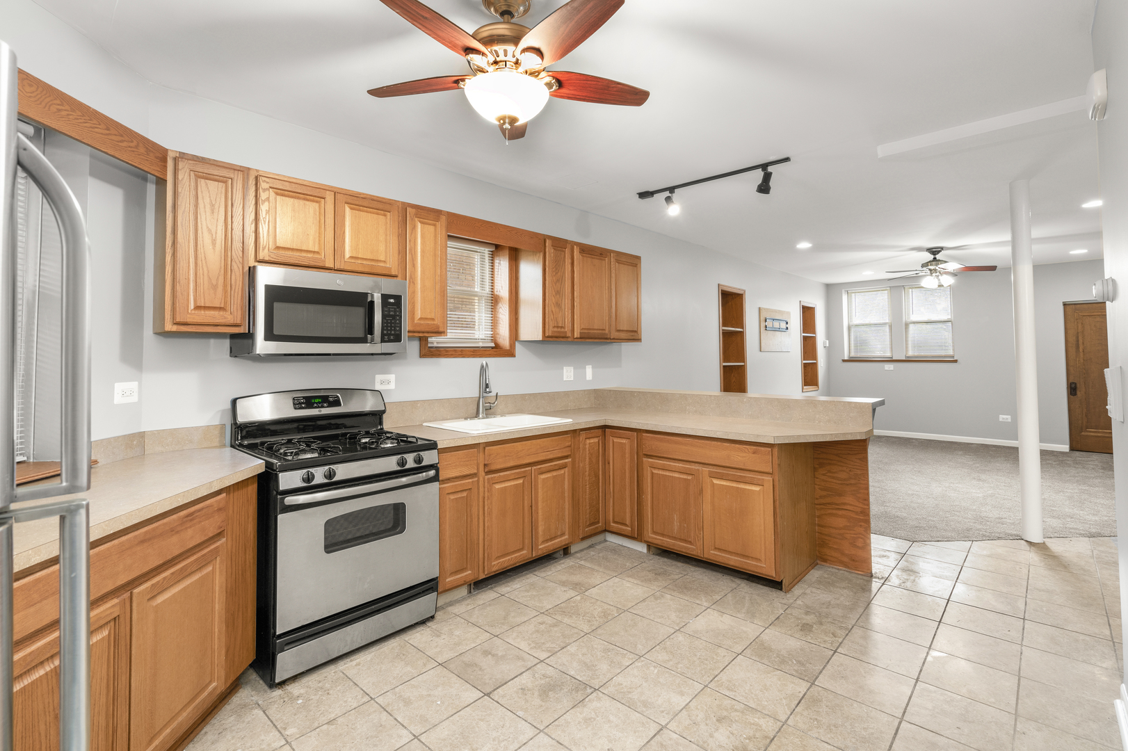 5352 W Sunnyside Avenue, Chicago, IL 60630