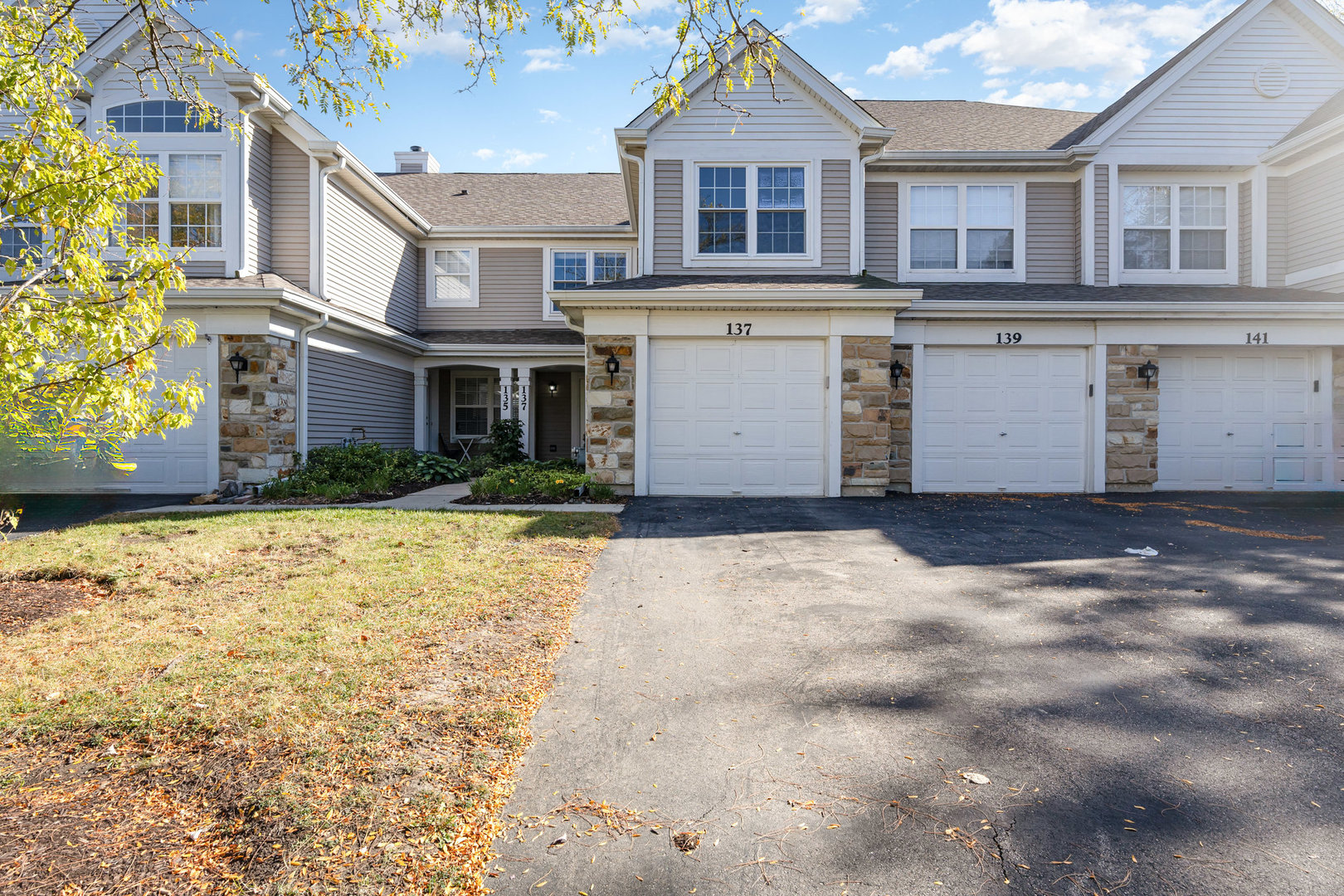 137 President Court, Carol Stream, IL 60188