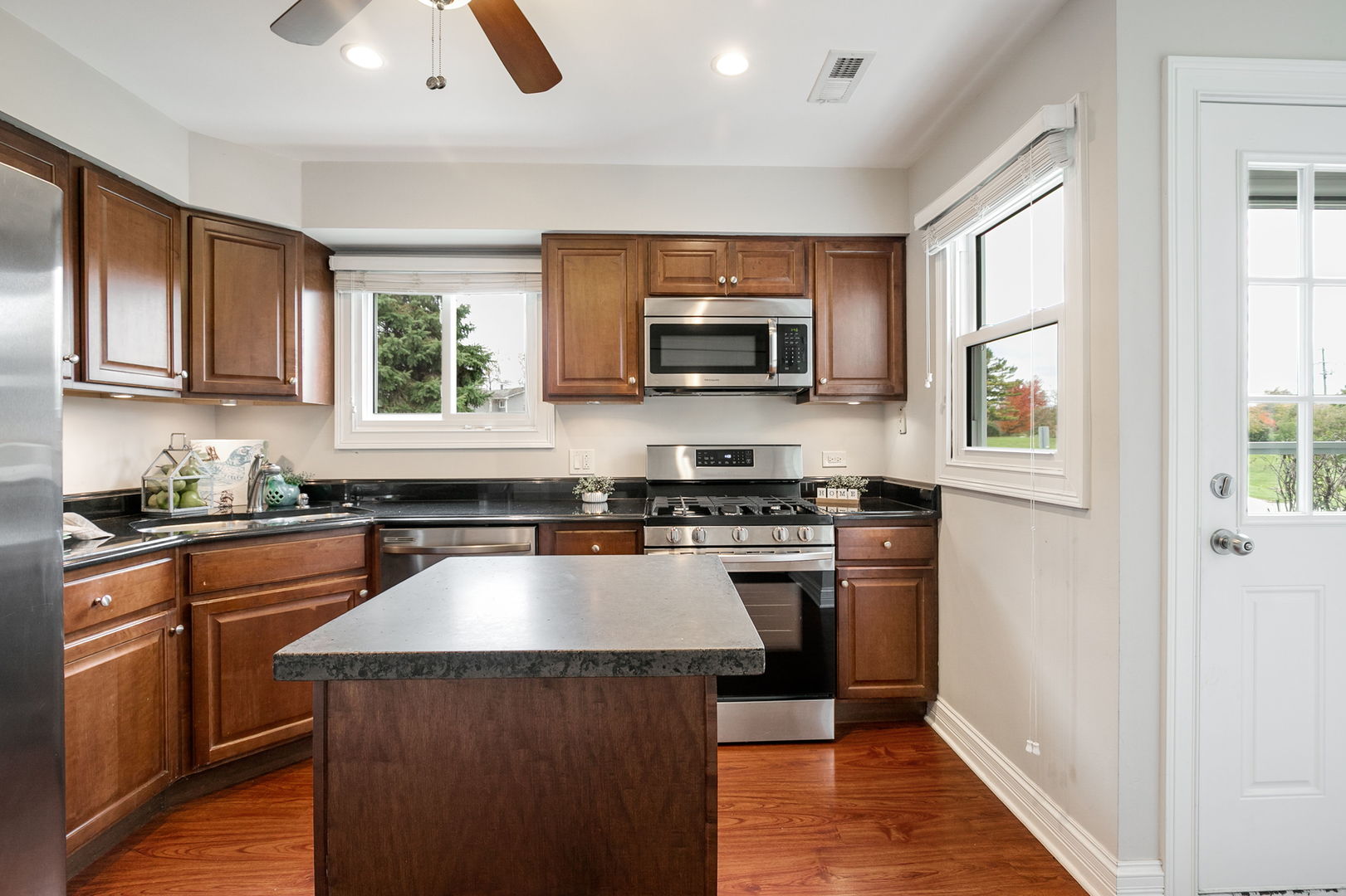 17438 W Walnut Lane, Gurnee, IL 60031