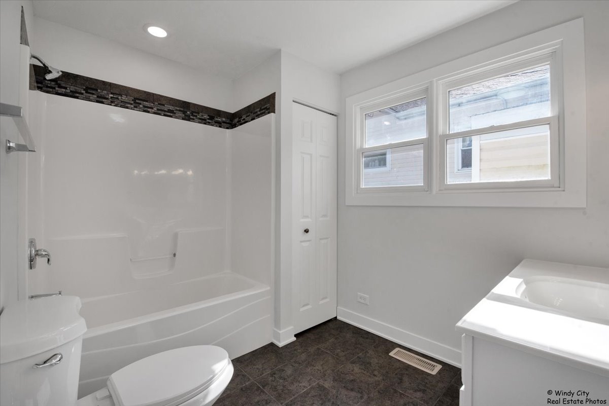 14914 AVERS Avenue, Midlothian, IL 60445