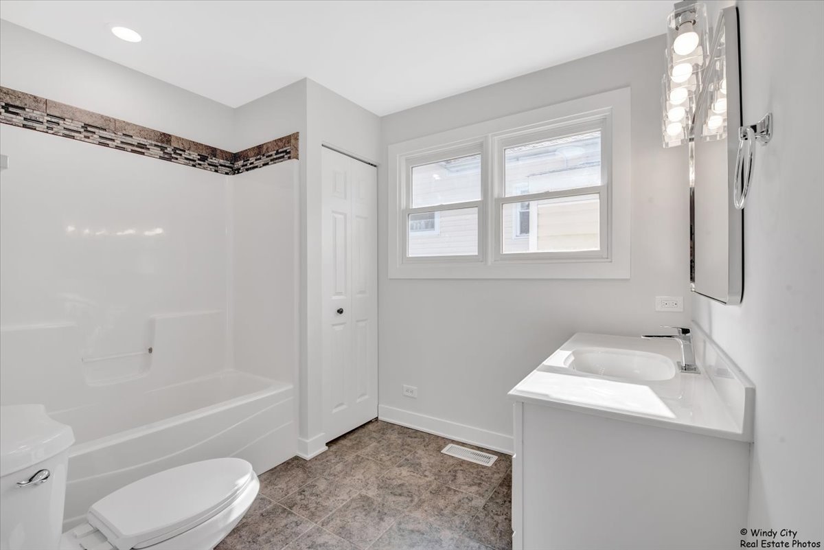 14914 AVERS Avenue, Midlothian, IL 60445