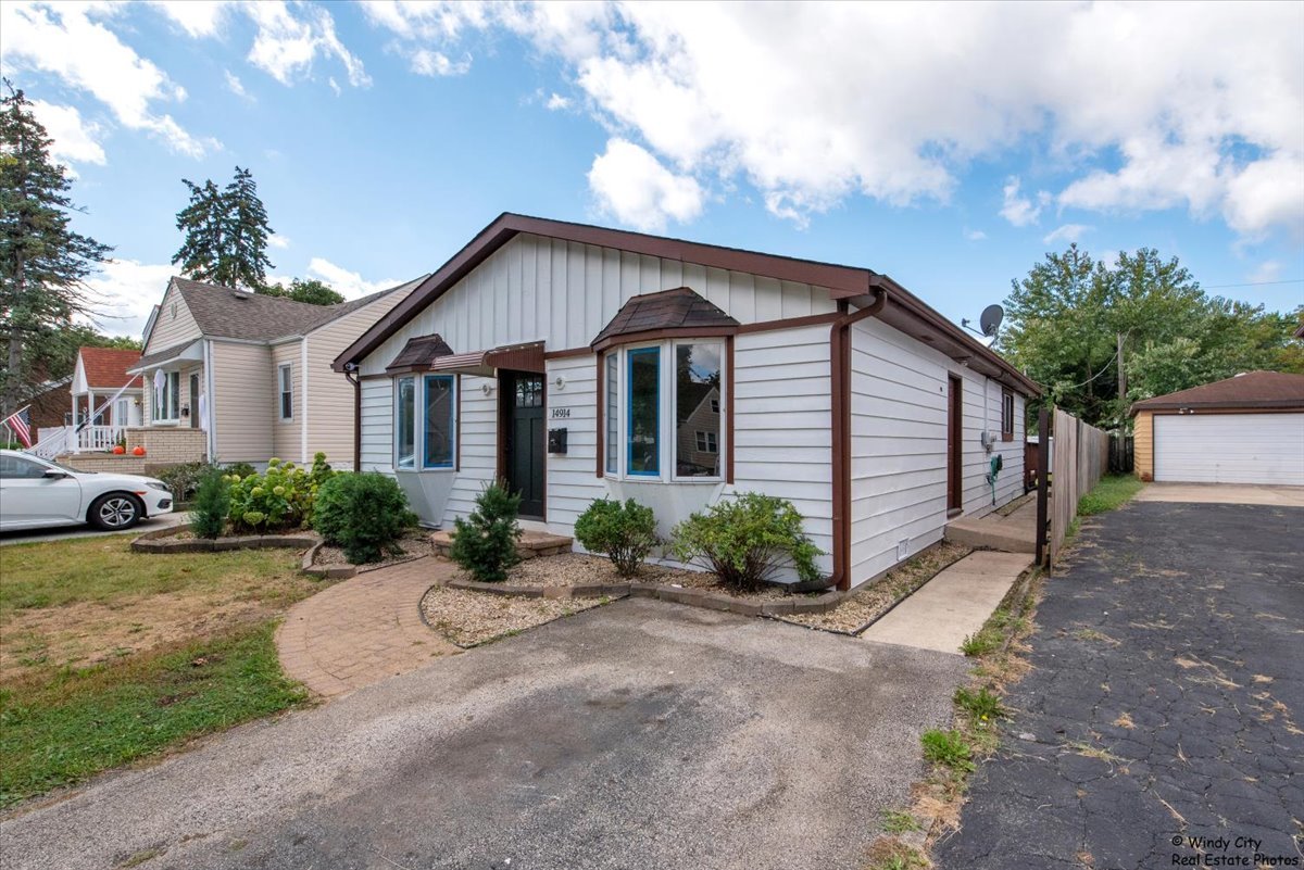 14914 AVERS Avenue, Midlothian, IL 60445
