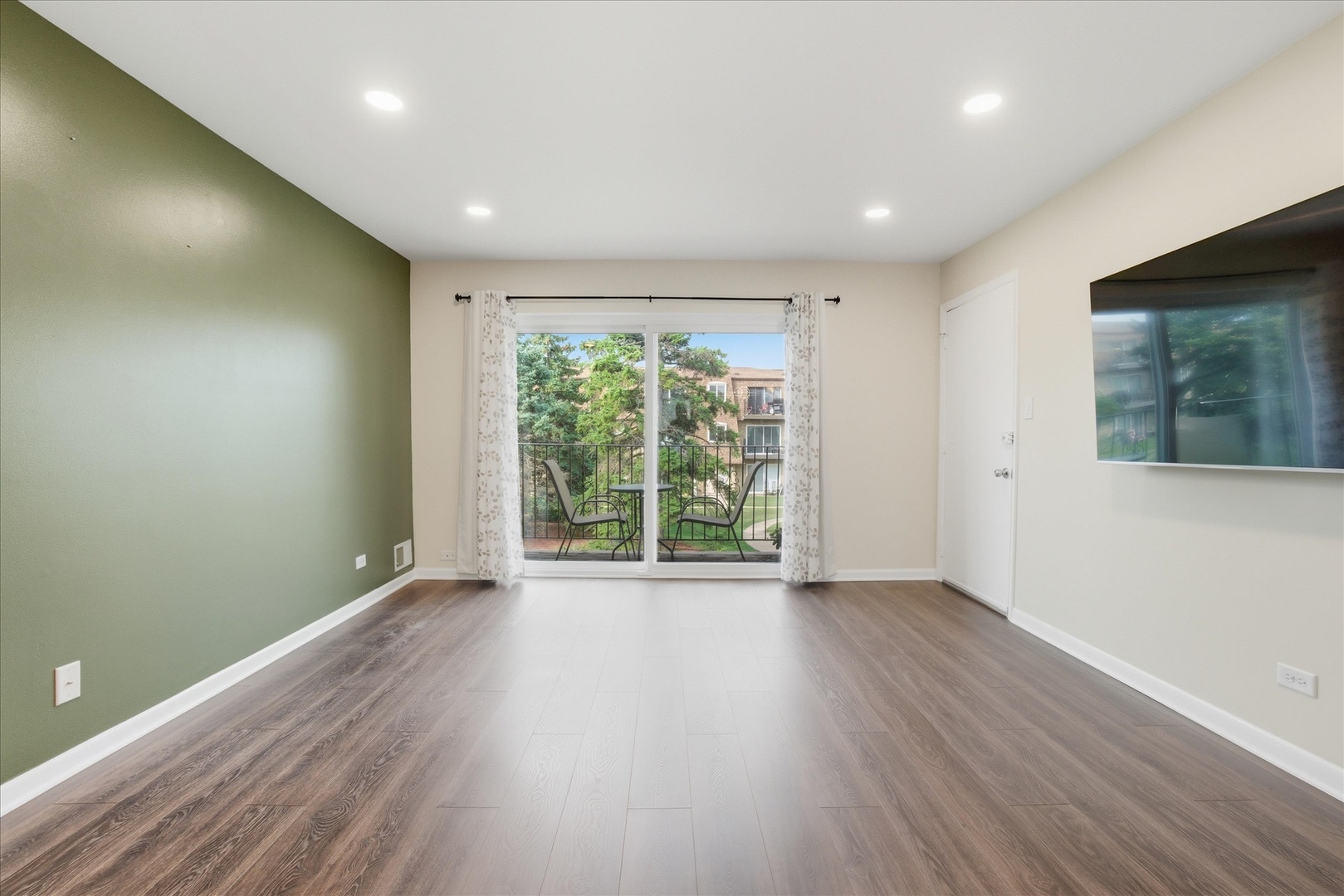 9427 Bay Colony Drive #2S, Des Plaines, IL 60016