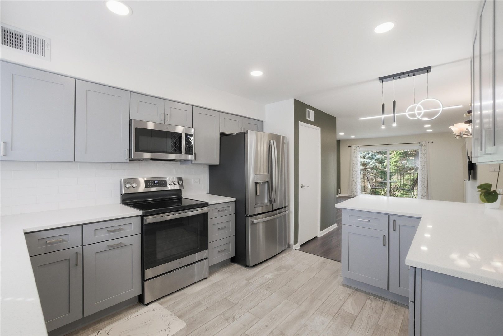 9427 Bay Colony Drive #2S, Des Plaines, IL 60016