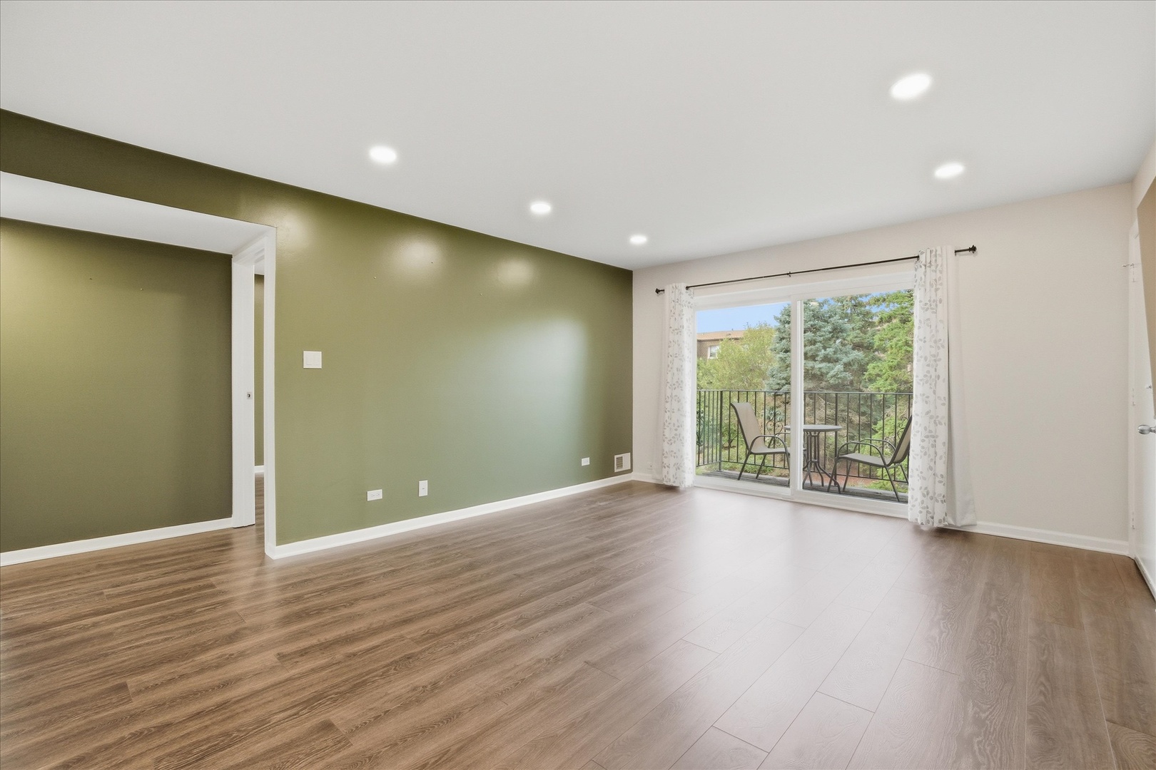 9427 Bay Colony Drive #2S, Des Plaines, IL 60016