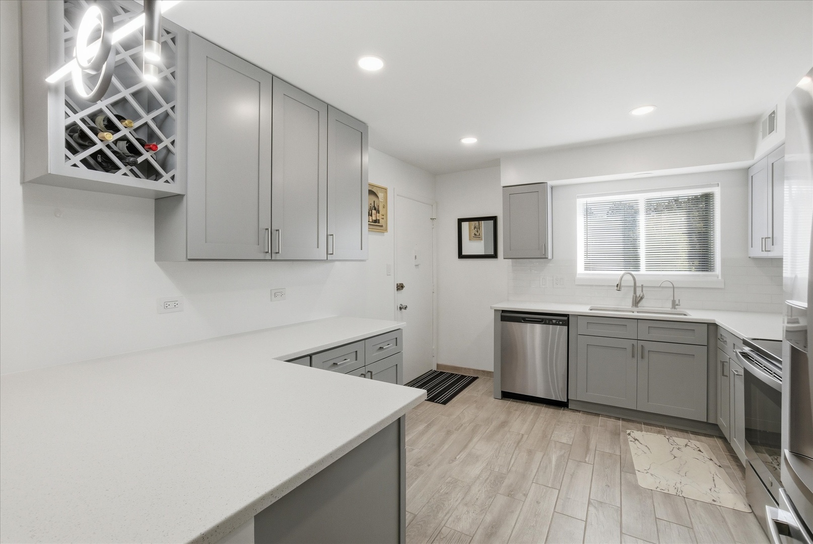 9427 Bay Colony Drive #2S, Des Plaines, IL 60016