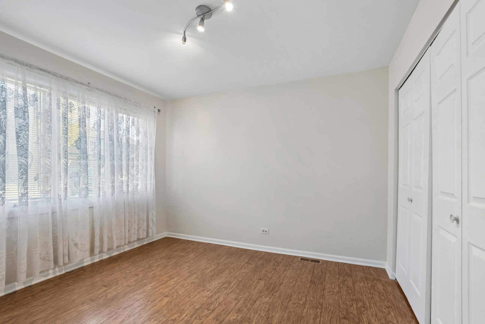 7666 S 88th Court, Justice, IL 60458