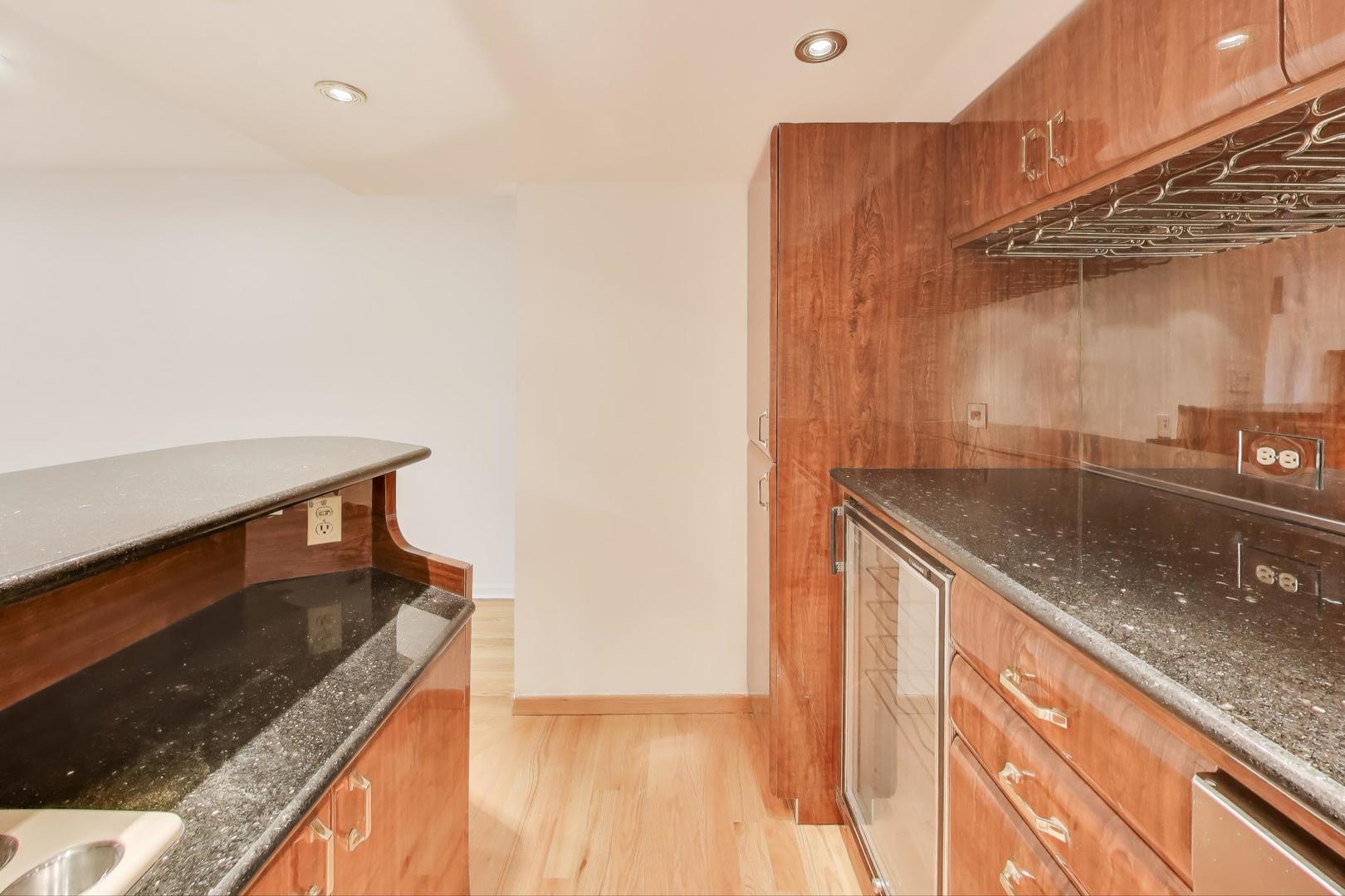 300 Boardwalk Place, Park Ridge, IL 60068