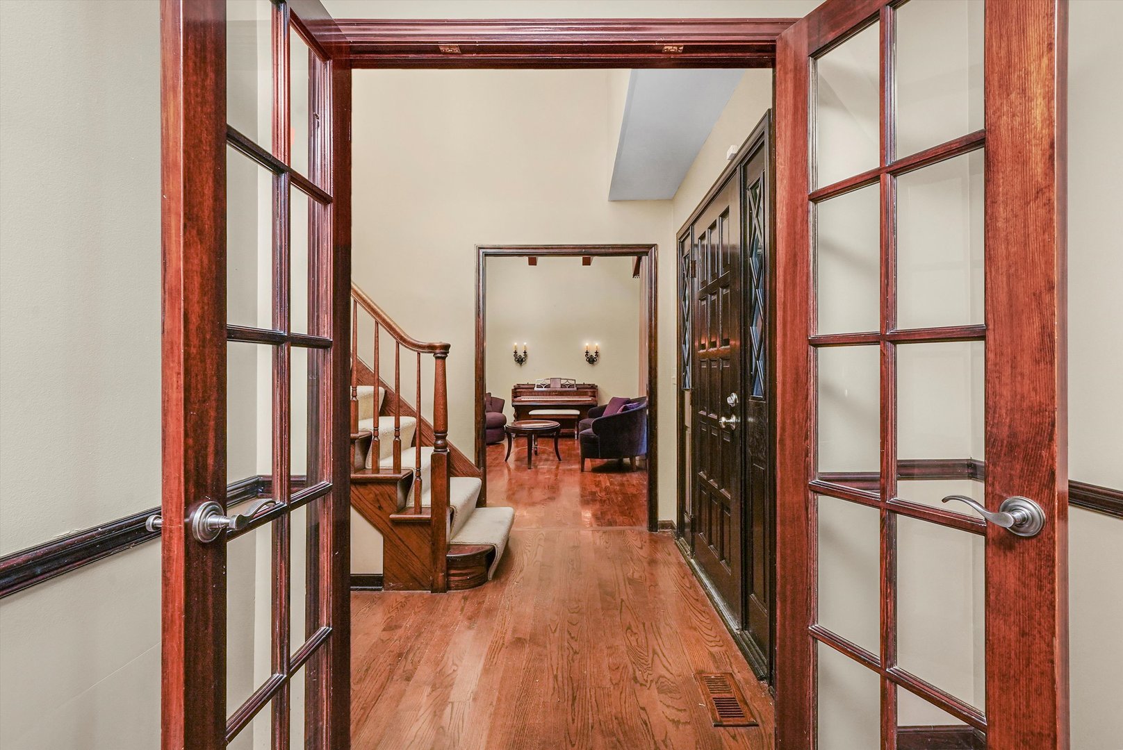 23W121 Kings Court, Glen Ellyn, IL 60137
