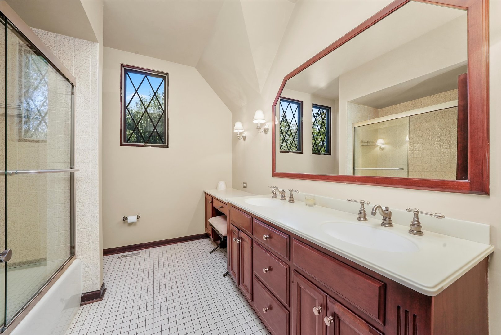 23W121 Kings Court, Glen Ellyn, IL 60137