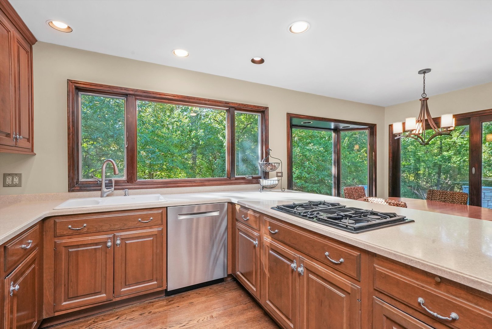 23W121 Kings Court, Glen Ellyn, IL 60137