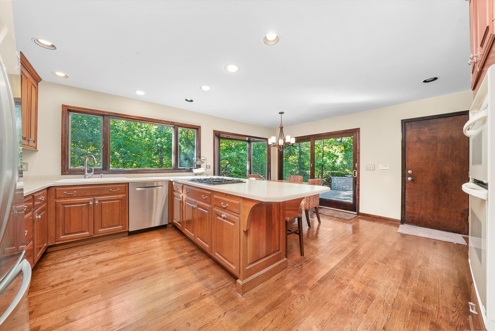 23W121 Kings Court, Glen Ellyn, IL 60137