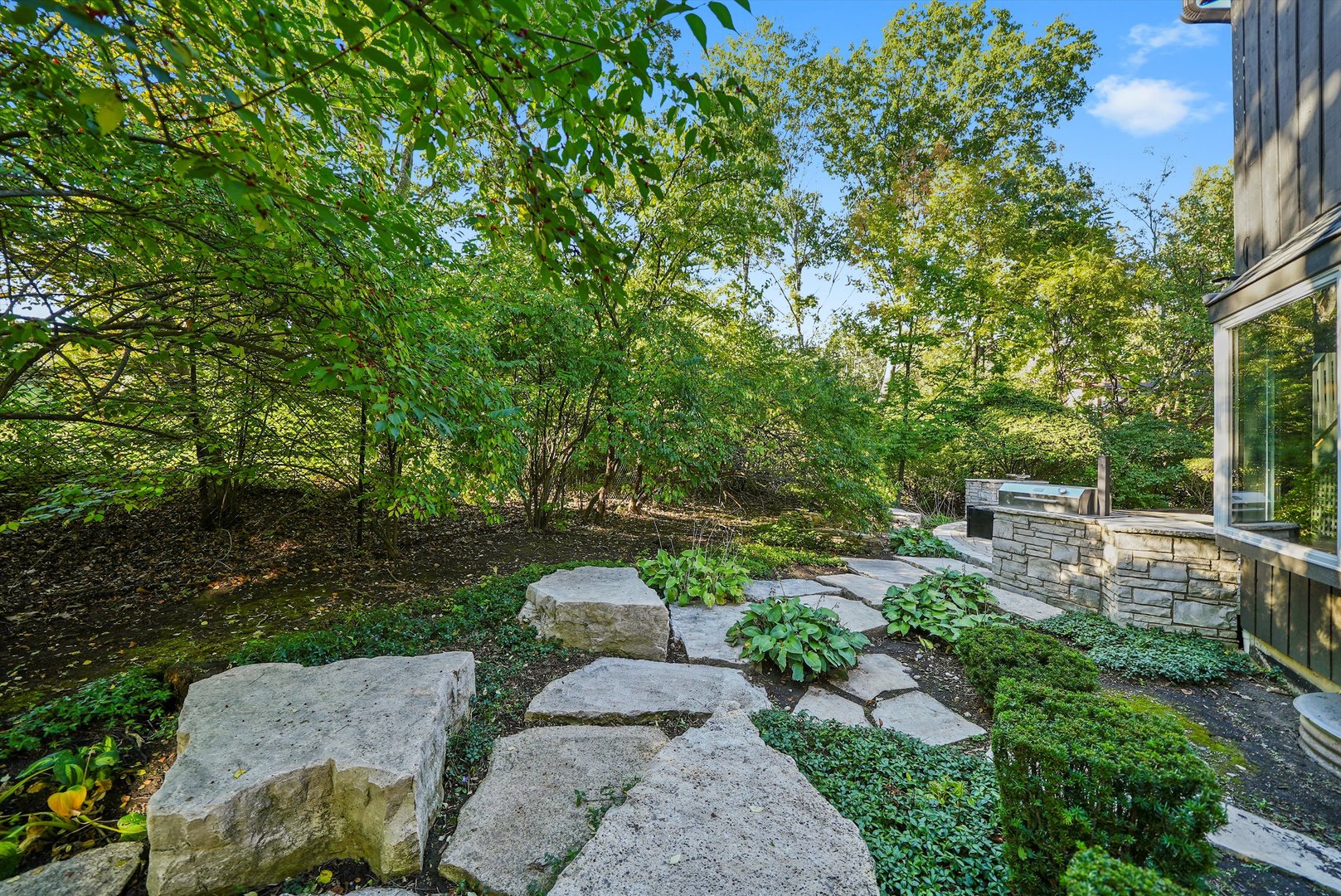 23W121 Kings Court, Glen Ellyn, IL 60137