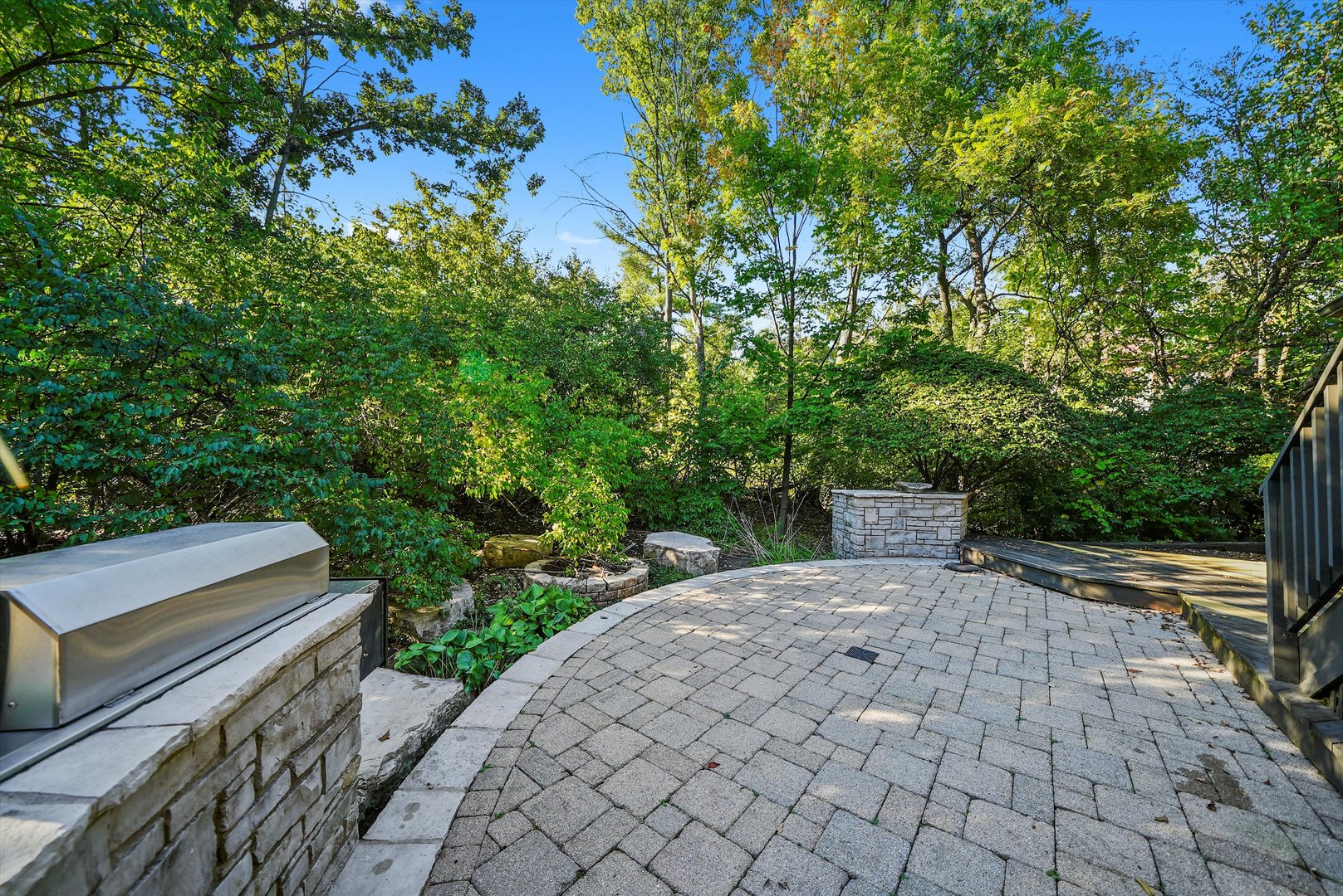 23W121 Kings Court, Glen Ellyn, IL 60137