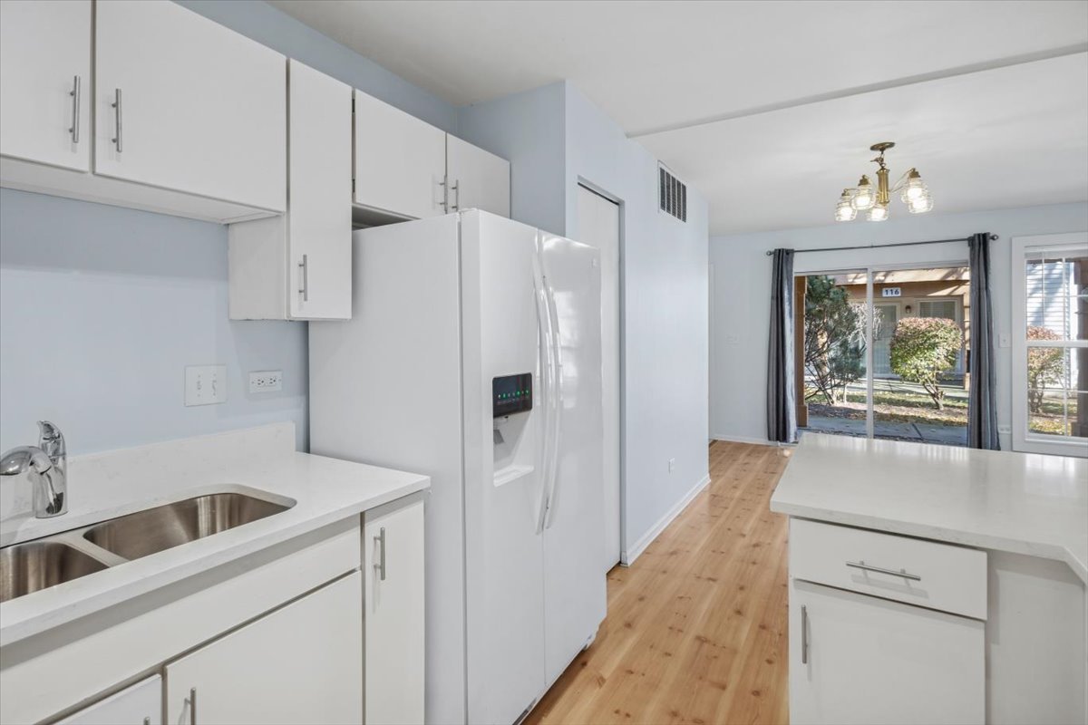 120 N Cathy Lane #120, Mount Prospect, IL 60056