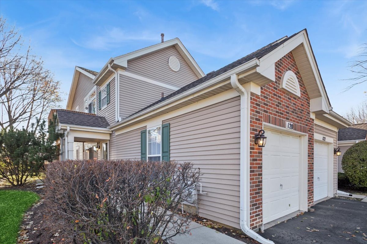 120 N Cathy Lane #120, Mount Prospect, IL 60056