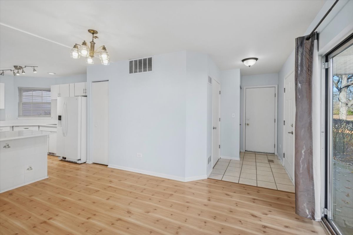 120 N Cathy Lane #120, Mount Prospect, IL 60056