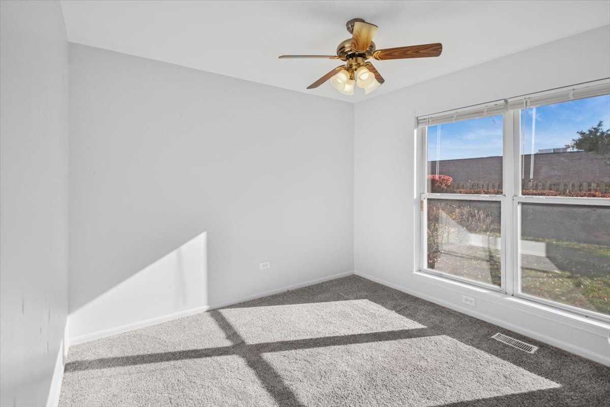 120 N Cathy Lane #120, Mount Prospect, IL 60056