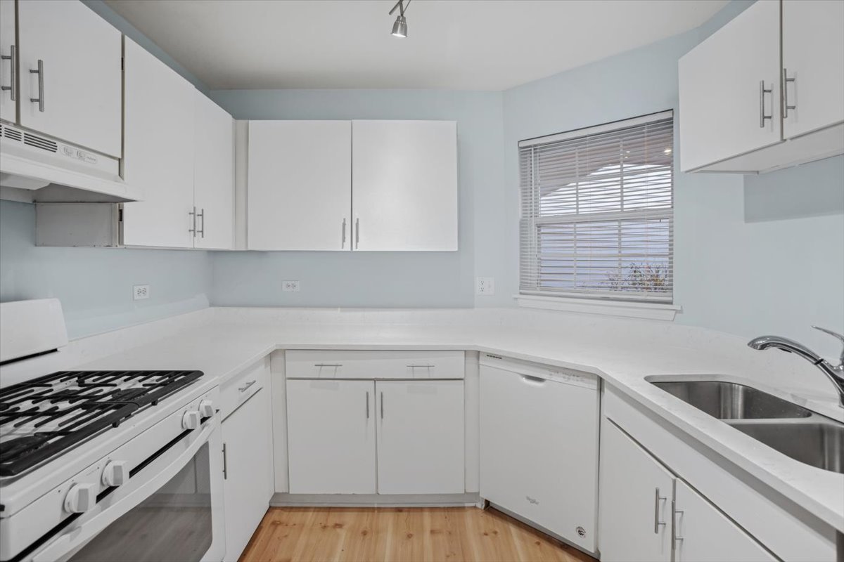 120 N Cathy Lane #120, Mount Prospect, IL 60056