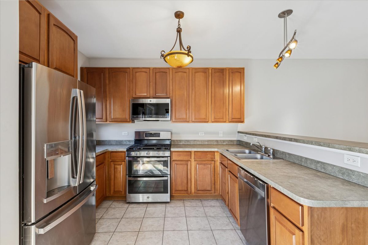 6135 River Bend Drive, Lisle, IL 60532