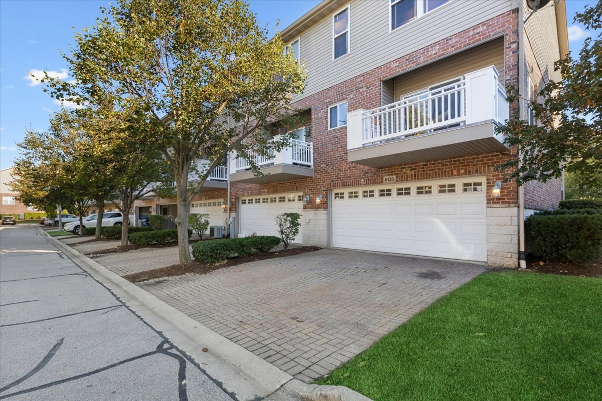 6135 River Bend Drive, Lisle, IL 60532