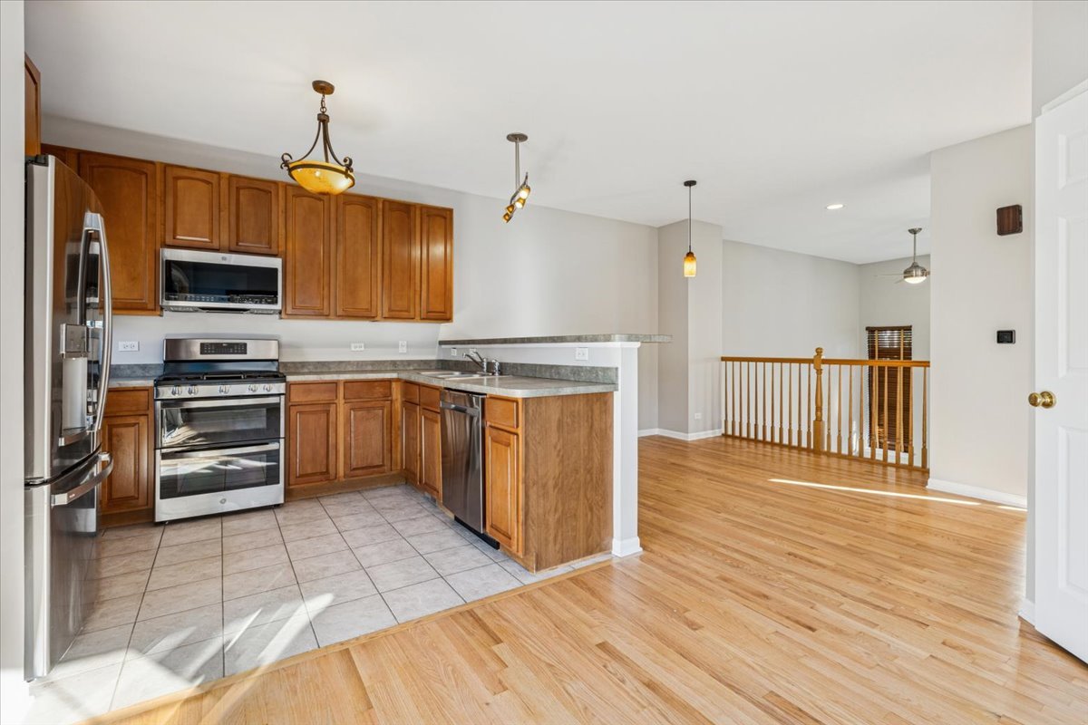 6135 River Bend Drive, Lisle, IL 60532