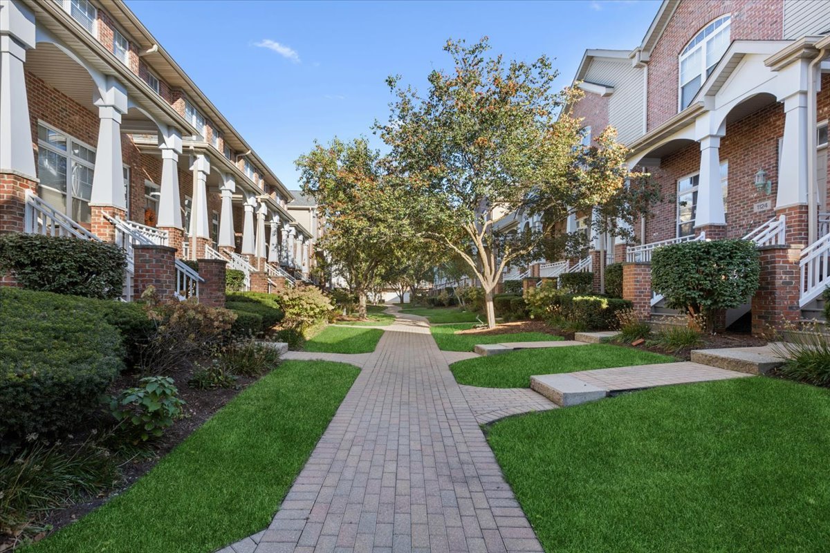 6135 River Bend Drive, Lisle, IL 60532