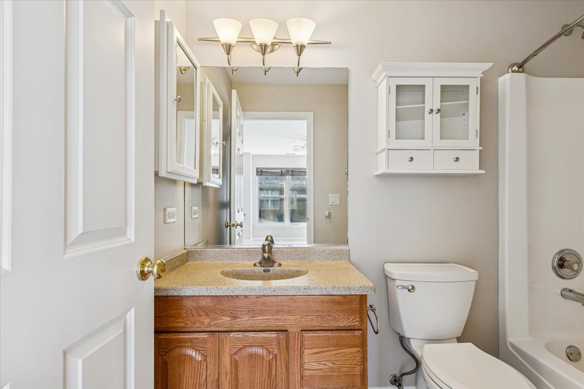 6135 River Bend Drive, Lisle, IL 60532