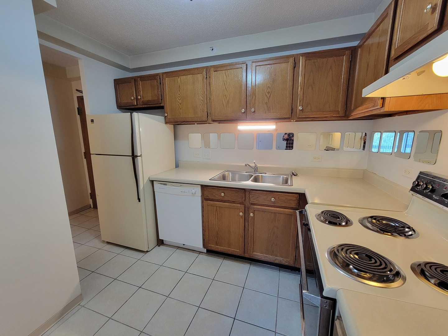 1800 Huntington Boulevard #AE615, Hoffman Estates, IL 60169