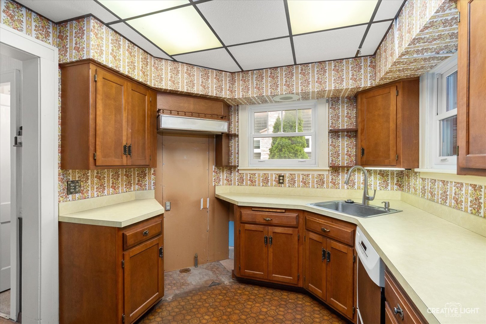 516 E Willow Avenue, Wheaton, IL 60187