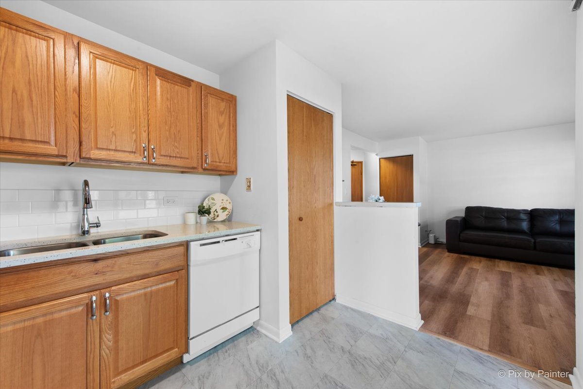 48 N Victoria Lane #B, Streamwood, IL 60107