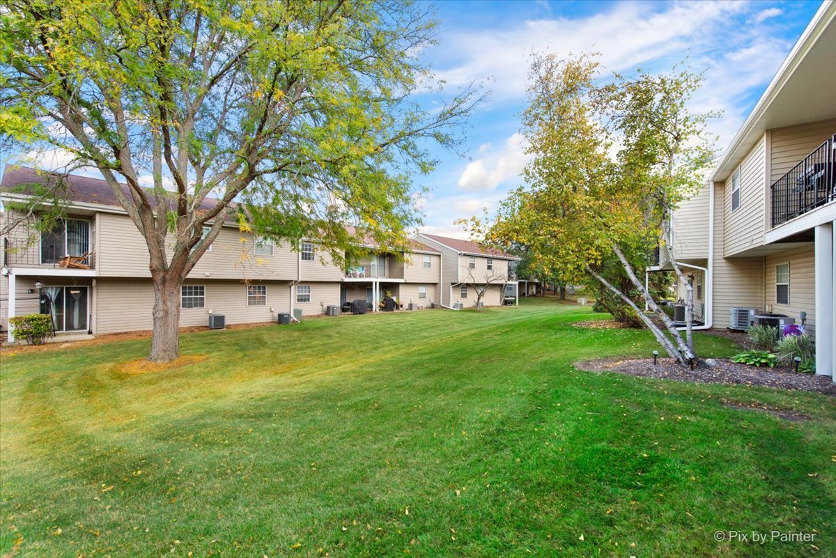 48 N Victoria Lane #B, Streamwood, IL 60107
