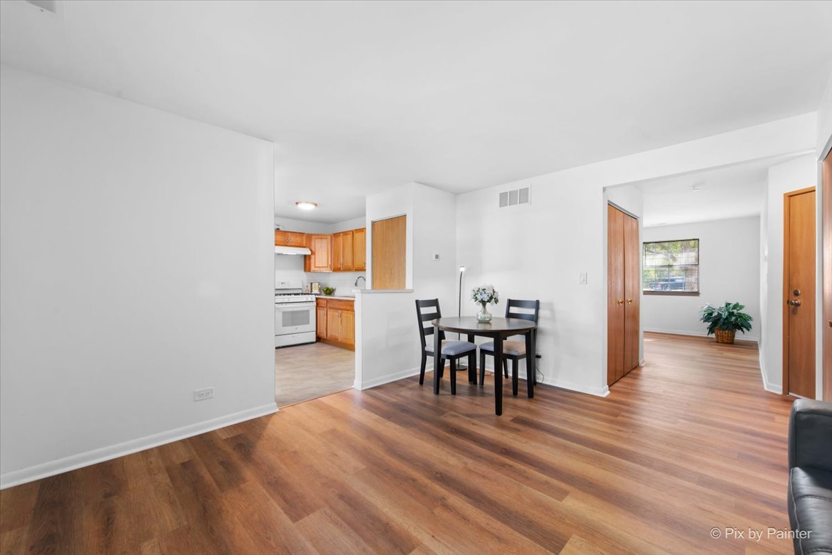 48 N Victoria Lane #B, Streamwood, IL 60107