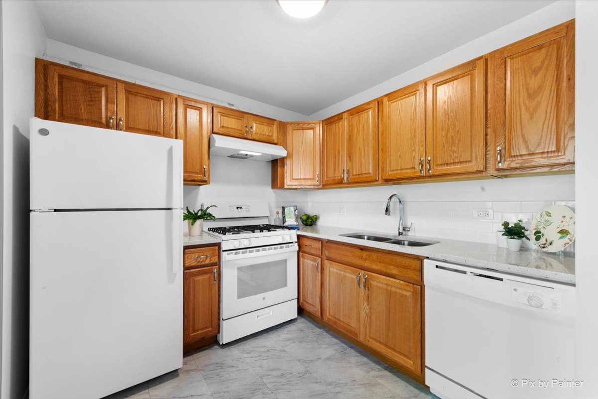 48 N Victoria Lane #B, Streamwood, IL 60107