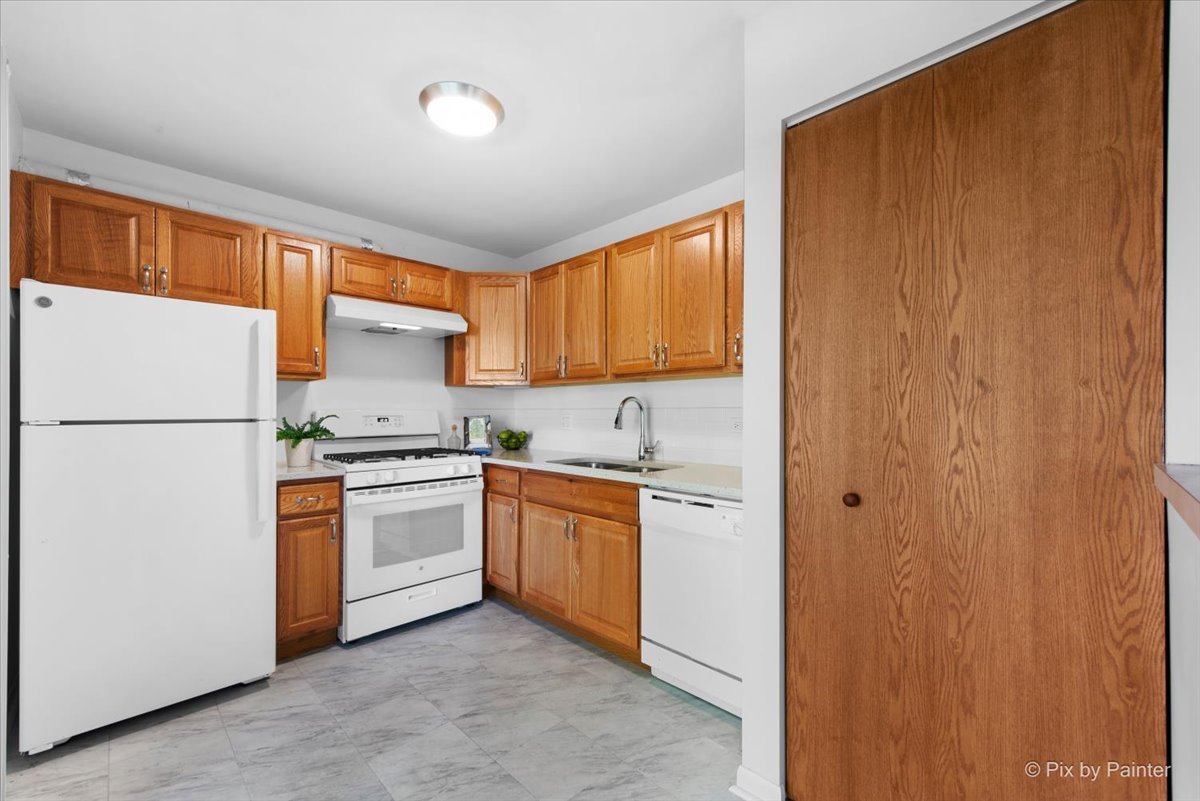 48 N Victoria Lane #B, Streamwood, IL 60107