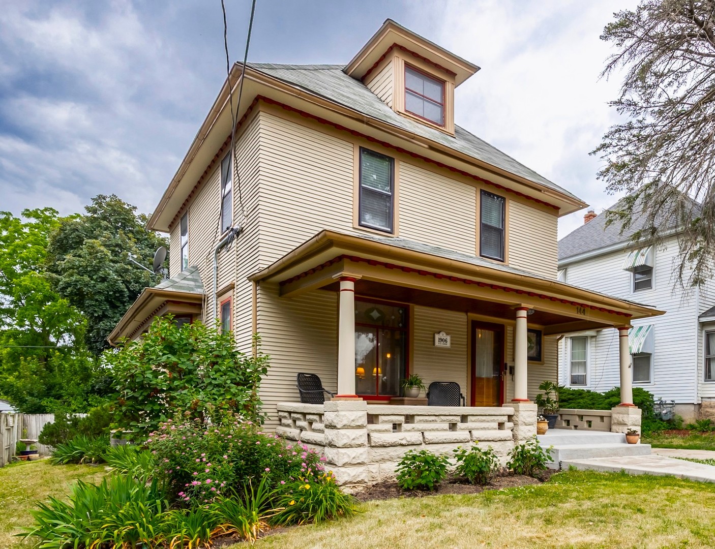 144 HILL Avenue, Elgin, IL 60120