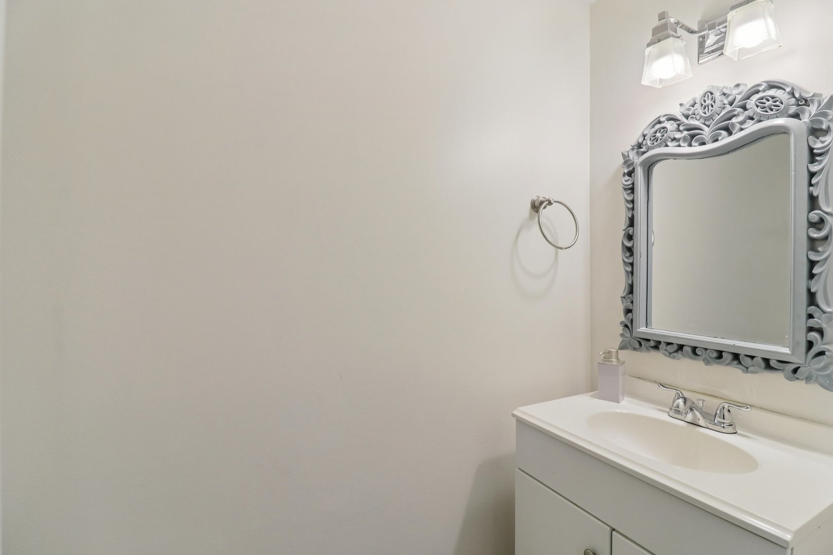 1900 Basswood Lane, Glendale Heights, IL 60139