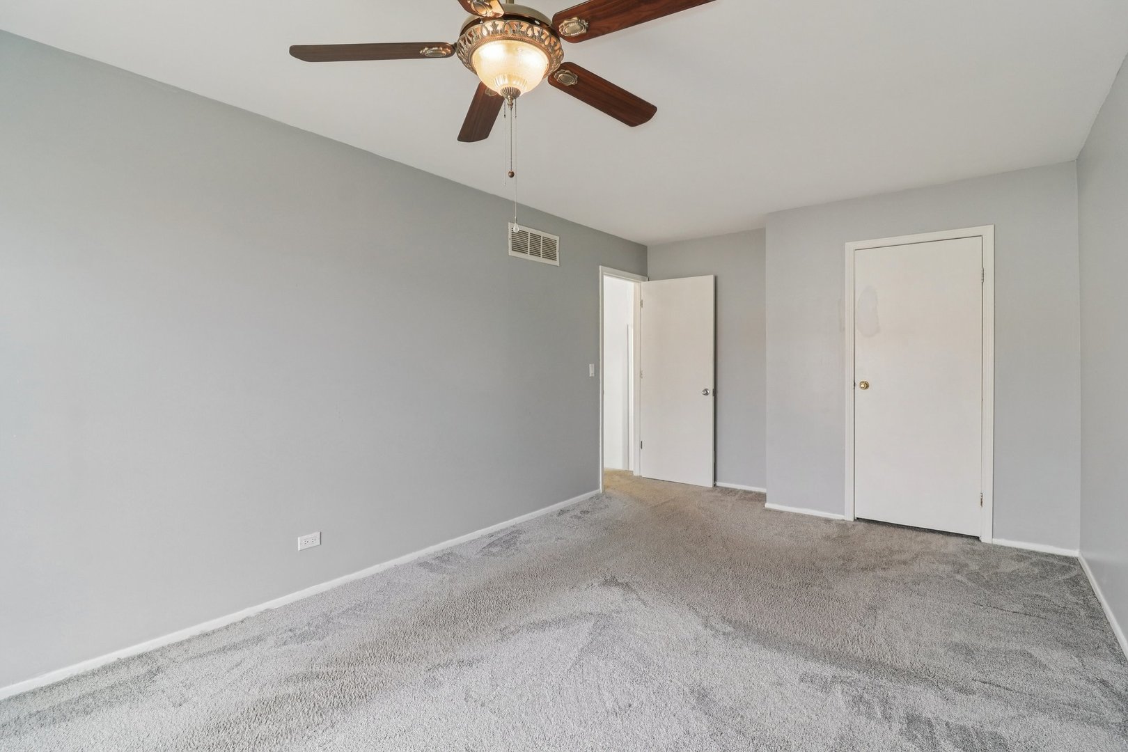 1900 Basswood Lane, Glendale Heights, IL 60139