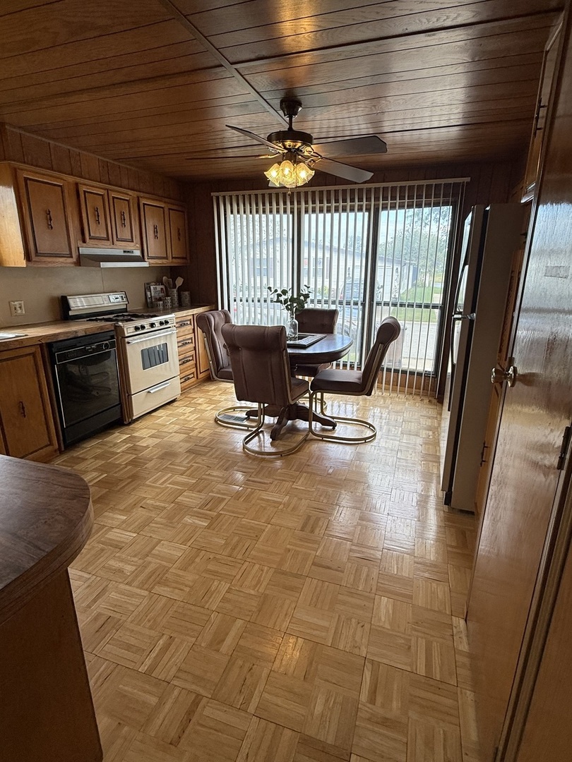 608 Tanglewood Road, Matteson, IL 60443