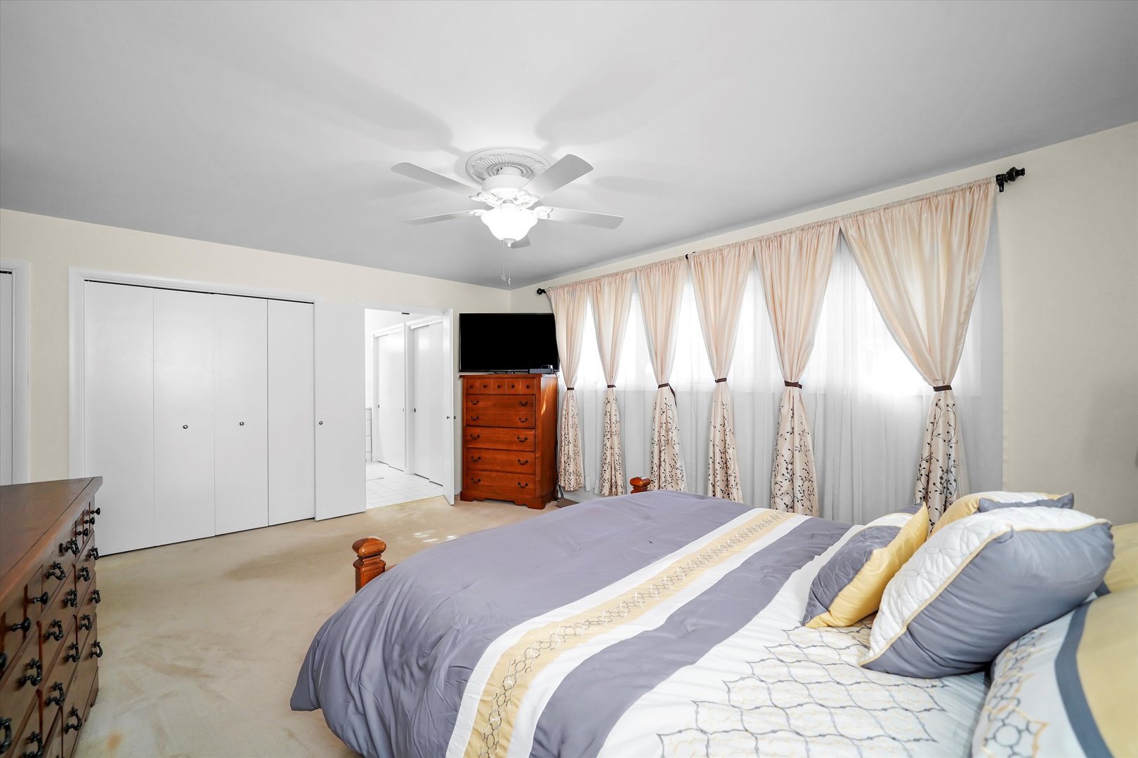 7713 Arcadia Street, Morton Grove, IL 60053