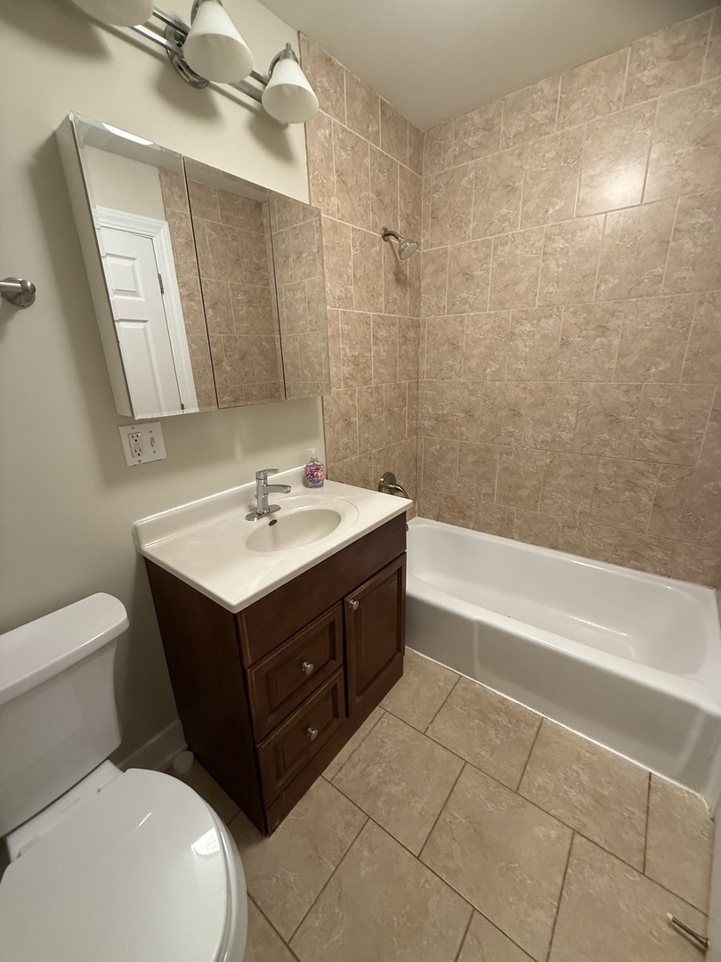 531 Carlysle Drive #9, Clarendon Hills, IL 60514