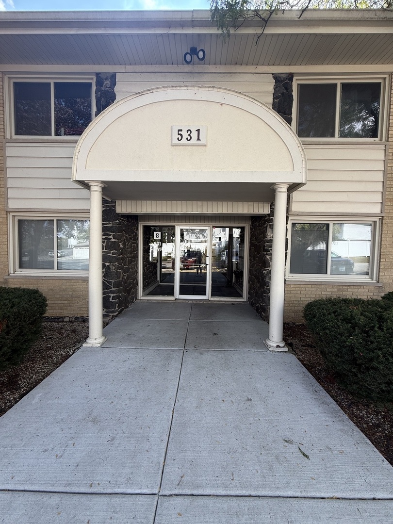 531 Carlysle Drive #9, Clarendon Hills, IL 60514
