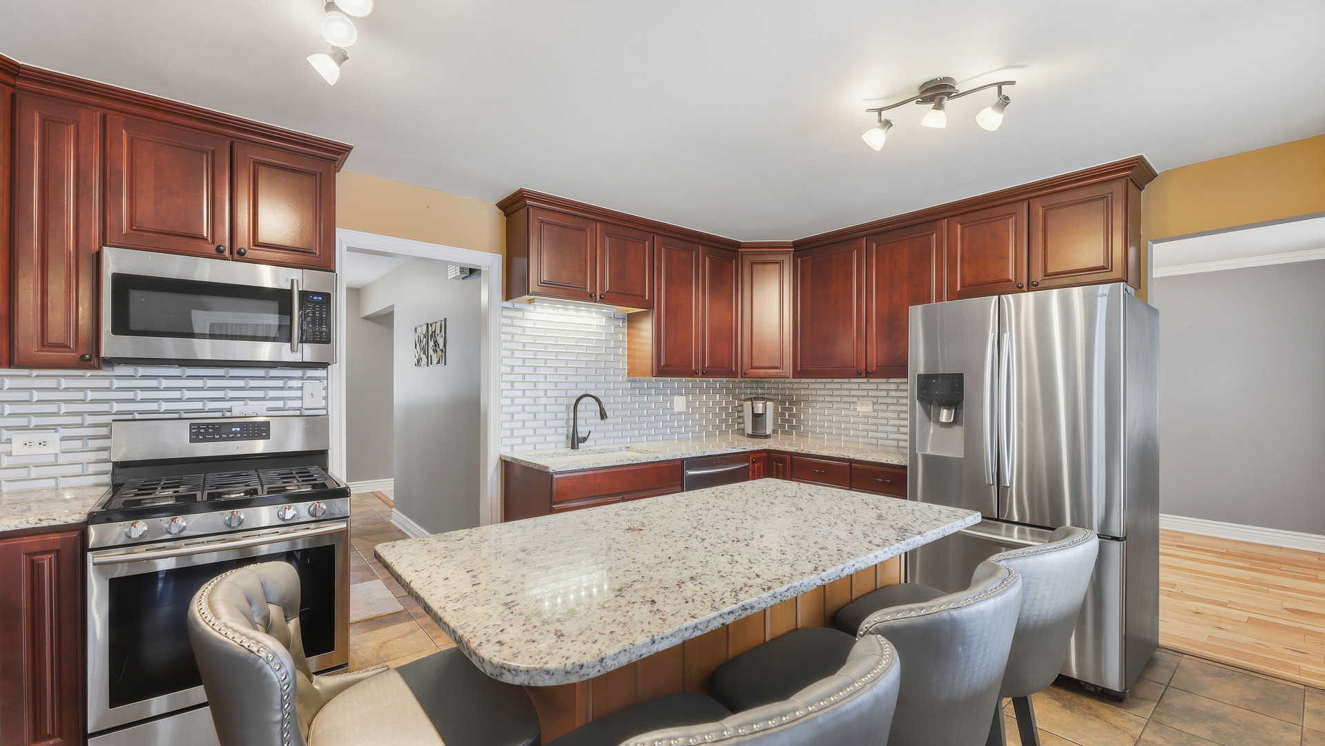 8853 W 97th Street, Palos Hills, IL 60465