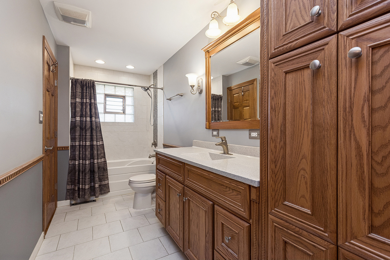 9241 S Kean Avenue, Hickory Hills, IL 60457